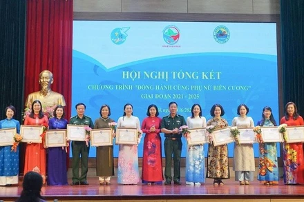 Lãnh đạo Hội Liên hiệp Phụ nữ Việt Nam và Thủ trưởng Bộ Tư lệnh Bộ đội Biên phòng trao tặng Bằng khen cho tập thể, cá nhân có thành tích nổi bật trong chương trình "Đồng hành cùng phụ nữ biên cương", giai đoạn 2021-2025. (Ảnh: DUY KHIÊM)