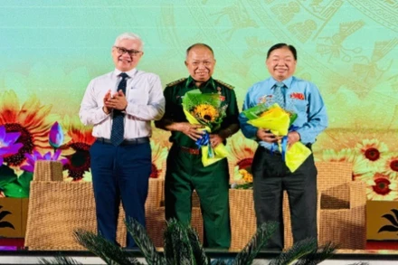 Đồng chí Nguyễn Văn Lợi, Trưởng đoàn Đại biểu Quốc hội Thành phố Hồ Chí Minh tặng hoa tri ân Anh hùng Lực lượng vũ trang Đoàn Văn Thái (đứng giữa) và Anh hùng Lực lượng vũ trang Ngô Tùng Chinh (bên phải).