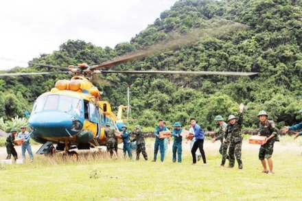 Bốc dỡ hàng cứu trợ tại sân vận động xã Con Cuông.