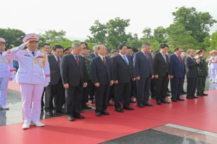 Các đồng chí lãnh đạo, nguyên lãnh đạo Đảng, Nhà nước vào Lăng viếng Chủ tịch Hồ Chí Minh. (Ảnh THẾ ĐẠI)