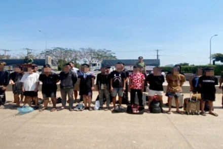 Công dân Việt Nam được phía Campuchia trao trả. (Ảnh: Báo Nhân Dân)