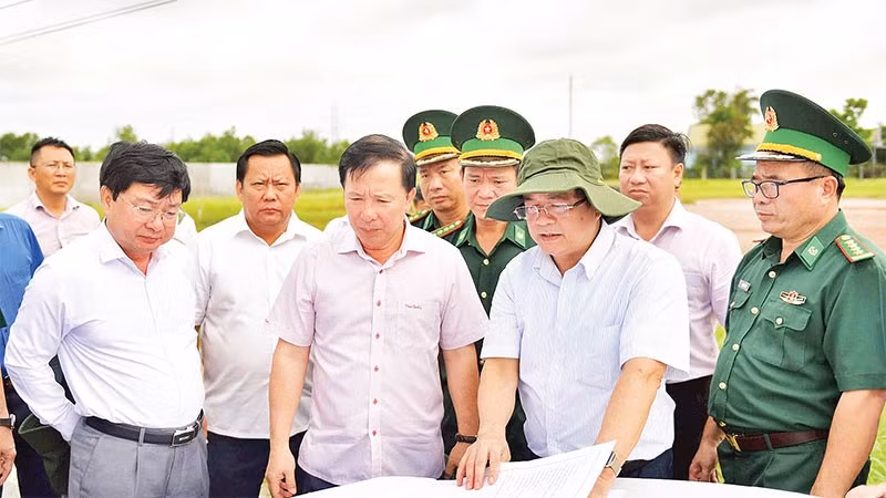 Lãnh đạo tỉnh Tây Ninh và các sở, ngành khảo sát tuyến cao tốc Mộc Bài-Thành phố Hồ Chí Minh.