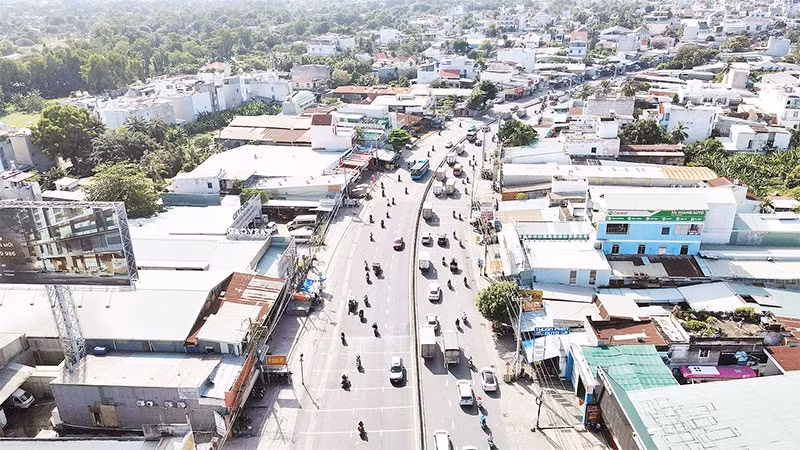 Dự án mở rộng Quốc lộ 13 trên địa bàn Thành phố Hồ Chí Minh được thực hiện theo hình thức BOT, vận dụng Nghị quyết số 98 của Quốc hội với cơ chế “mở”, Nhà nước bỏ vốn chi trả bồi thường.