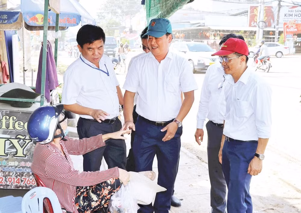 Cán bộ xã Phước An (thành phố Đồng Nai) vận động người dân bàn giao mặt bằng thực hiện dự án Đường 25C kết nối sân bay Long Thành.