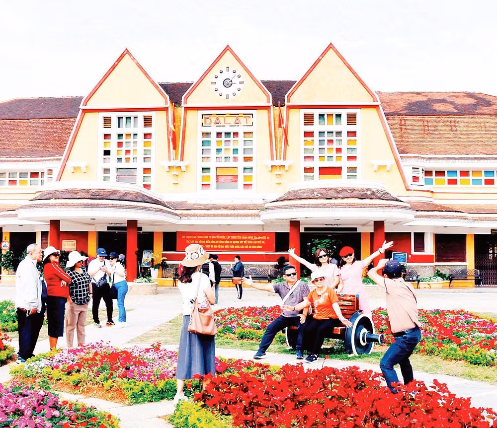 Du khách lưu dấu khoảnh khắc trải nghiệm ga cổ Đà Lạt.