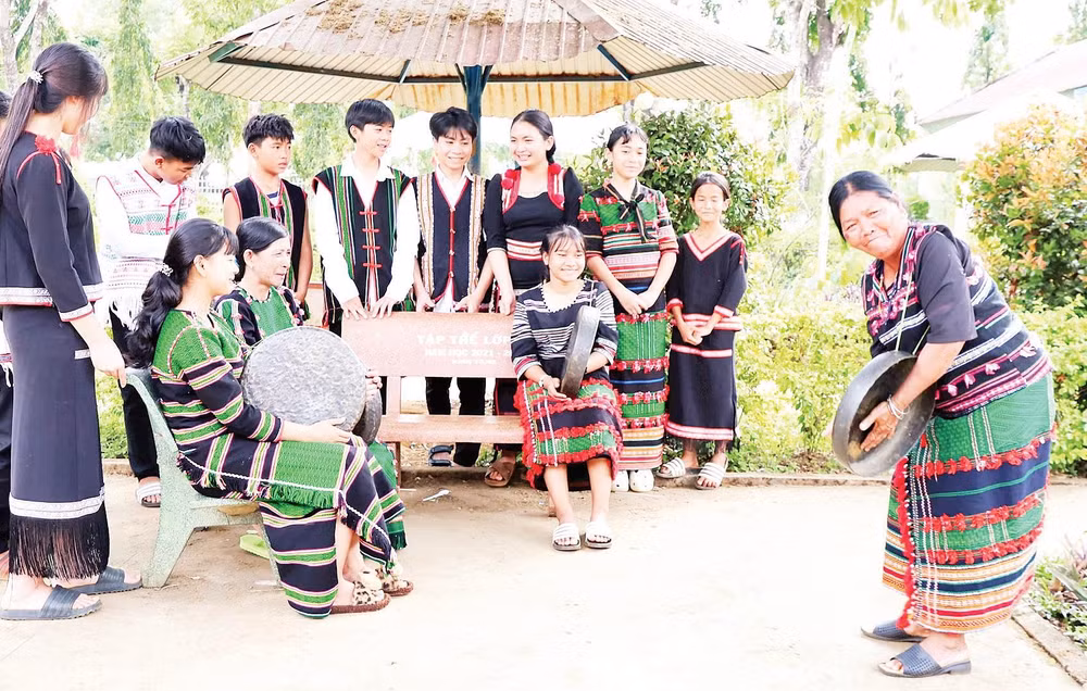 Các nghệ nhân trên địa bàn phường Đông Gia Nghĩa (Lâm Đồng) thực hành truyền dạy cồng chiêng cho học sinh Trường tiểu học và trung học cơ sở Trần Văn Ơn.