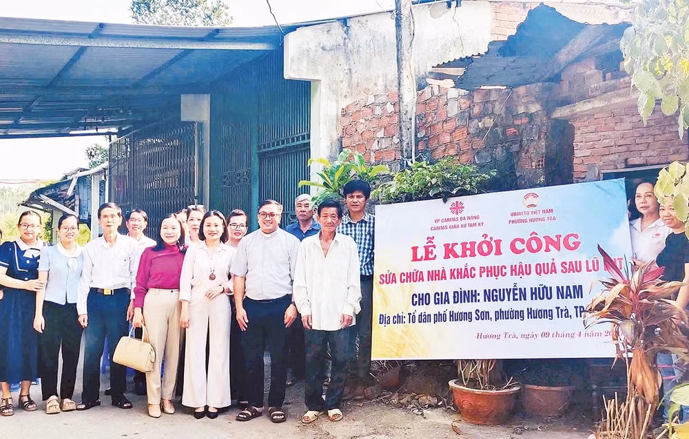 Mặt trận phường Hương Trà tổ chức lễ khởi công sửa chữa nhà cho gia đình ông Nguyễn Hữu Nam.