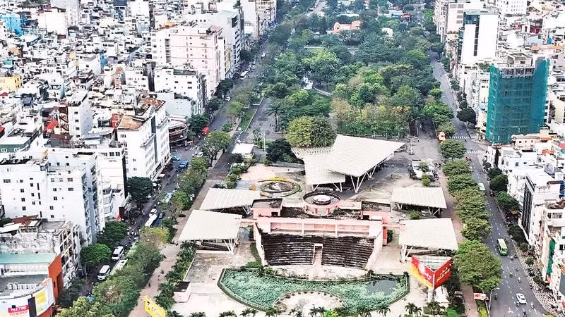 Sân khấu Sen Hồng trong Công viên 23 Tháng 9, xuống cấp sau 7 năm bỏ hoang. (Ảnh THẾ ANH)