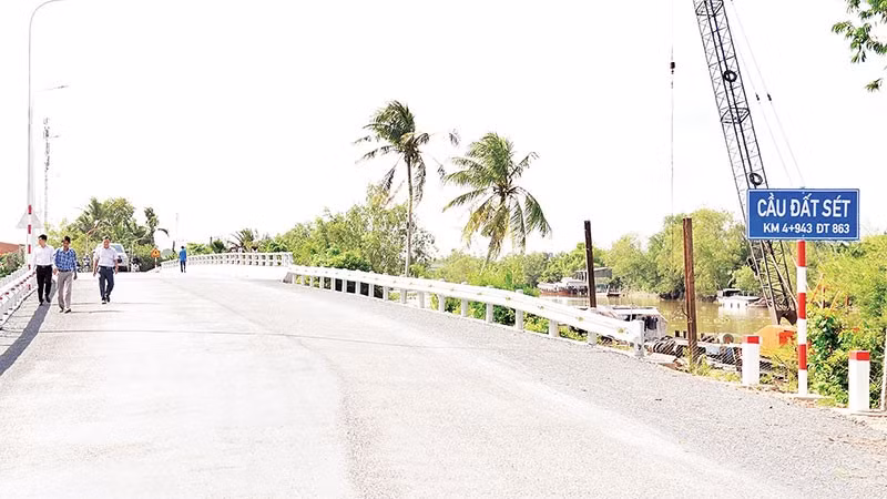 Cầu Đất Sét hoàn thành và đưa vào sử dụng.