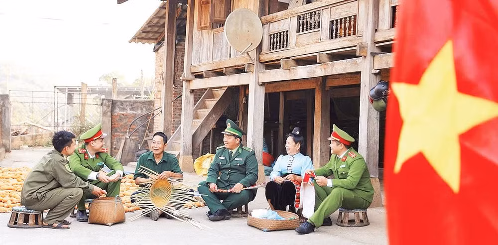 Cán bộ, chiến sĩ công an, biên phòng tuyên truyền cho người dân khu vực biên giới chấp hành tốt chủ trương, chính sách của Đảng và Nhà nước.