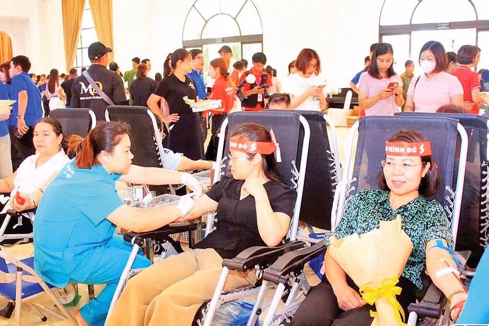 Các lực lượng tham gia hiến máu (Ảnh THANH ĐÀO)