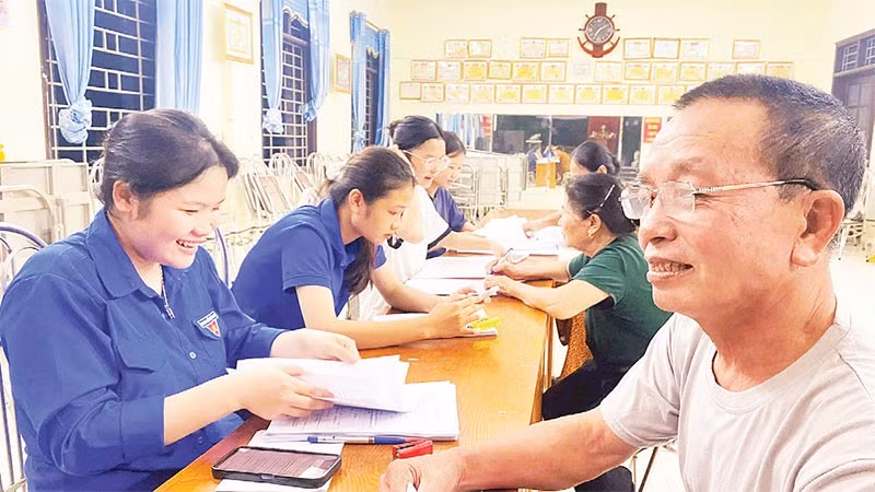 Đoàn viên, thanh niên xã Ô Diên hỗ trợ Tổ công tác thu thập thông tin của các chủ sử dụng đất.