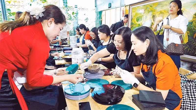 Làng nghề sơn mài Hạ Thái chính thức được đưa vào tour liên kết với các làng nghề khác ở khu vực phía nam Hà Nội. (Ảnh ĐỖ PHONG)
