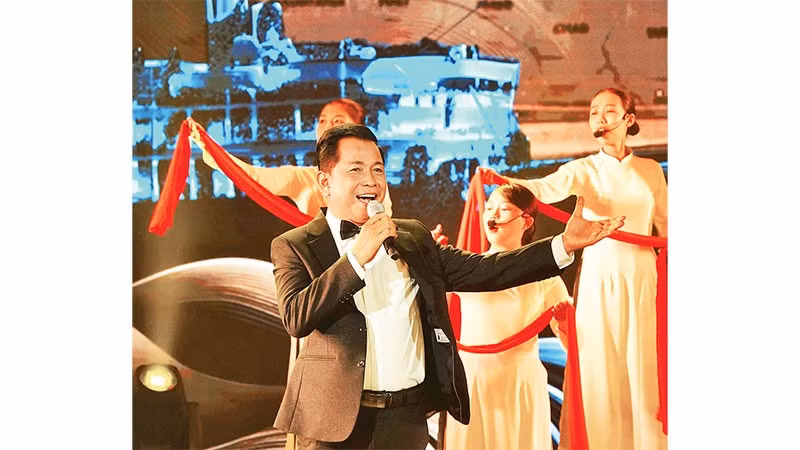 Nghệ sĩ Ưu tú Thanh Sử thể hiện ca khúc Dấu chân phía trước (nhạc: Phạm Minh Tuấn, thơ: Hồ Thi Ca).