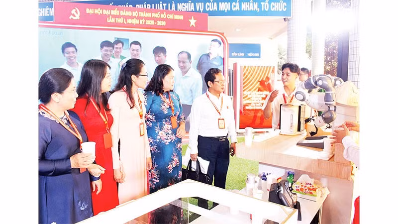 Các đại biểu tham quan sản phẩm khoa học, công nghệ được trưng bày tại Đại hội đại biểu Đảng bộ Thành phố Hồ Chí Minh lần thứ nhất, nhiệm kỳ 2025-2030.