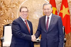 Tổng Bí thư Tô Lâm tiếp thân mật đồng chí Bruno Rodríguez Parrilla, Đặc phái viên Đảng Cộng sản Cuba, Nhà nước Cộng hòa Cuba, Ủy viên Bộ Chính trị, Bộ trưởng Ngoại giao Cuba. (Ảnh: Thống Nhất/TTXVN)