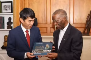 Đại sứ Hoàng Sỹ Cường trao tận tay cựu Tổng thống Nam Phi Thabo Mbeki cuốn sách “Võ Nguyên Giáp - vị tướng của nhân dân” song ngữ Việt-Anh, do con trai Đại tướng, ông Võ Hồng Nam, đề tặng. (Ảnh: TTXVN)