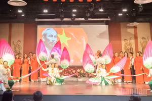 Chương trình nghệ thuật tôn vinh Chủ tịch Hồ Chí Minh tổ chức trong khuôn khổ chuỗi hoạt động tại Paris, Pháp.