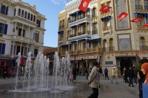 Người dân đi dạo tại một quảng trường trong khu phố cổ Medina ở Tunis, Tunisia, ngày 5/1/2023. (Ảnh: Xinhua)