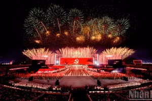 Dưới lá cờ vẻ vang của Đảng, toàn dân tộc Việt Nam đoàn kết, chung sức để thực hiện thành công Nghị quyết Đại hội XIV. (Ảnh: THÀNH ĐẠT)