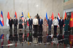 Thứ trưởng Ngoại giao Đặng Hoàng Giang (thứ năm, từ trái sang), Trưởng SOM ASEAN-Việt Nam, tham dự hội nghị. (Ảnh: Bộ Ngoại giao)