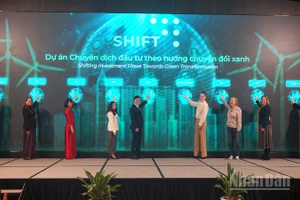 Các đại biểu thực hiện nghi thức khởi động Dự án SHIFT. (Ảnh: TRUNG HƯNG)