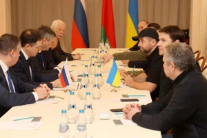 Phái đoàn Ukraine (bìa phải) và Nga tại cuộc đàm phán ở Gomel, Belarus, ngày 28/2/2022. (Ảnh tư liệu: news/Xinhua)