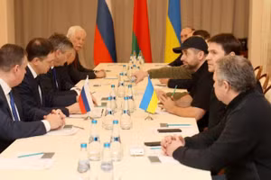 Phái đoàn Ukraine (bìa phải) và Nga tại cuộc đàm phán ở Gomel, Belarus, ngày 28/2/2022. (Ảnh tư liệu: news/Xinhua)