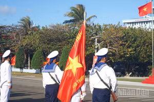 Lễ chào cờ trên đảo Trường Sa. (Ảnh: TRUNG HƯNG)