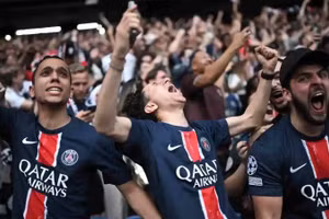 Cổ động viên PSG ăn mừng chiến thắng của đội nhà trong trận chung kết Champions League. (Ảnh: HUMANITÉ)