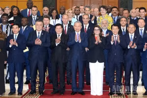 Tổng Bí thư Tô Lâm với Trưởng đoàn các nước tham dự Lễ mở ký Công ước Hà Nội. (Ảnh: ĐĂNG KHOA)