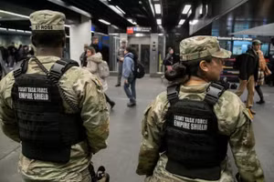 Lực lượng Vệ binh quốc gia Mỹ làm nhiệm vụ tại điểm kiểm soát an ninh ở Ga Penn, New York, Mỹ, ngày 7/3/2024. (Ảnh minh họa: Xinhua)