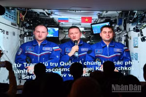 Các phi hành gia Nga gửi lời chào Việt Nam từ Trạm Vũ trụ quốc tế. (Ảnh: TRUNG HƯNG)