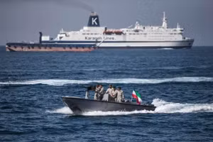 Binh sĩ Iran tuần tra eo biển Hormuz ở miền nam Iran. (Ảnh minh họa: Xinhua)