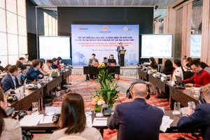 Quang cảnh cuộc họp.