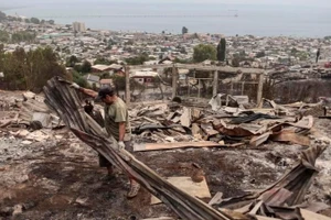 Người dân dọn dẹp khu vực bị ảnh hưởng bởi hỏa hoạn ở Penco, Biobio, Chile, ngày 19/1/2026. (Ảnh: Xinhua)