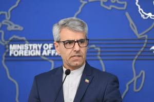 Người phát ngôn Bộ Ngoại giao Iran Esmail Baghaei phát biểu trong một cuộc họp báo ở Tehran. (Ảnh: THX/TTXVN)