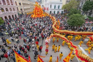 Biểu diễn múa rồng thu hút đông đảo người dân và du khách trên đường phố Ma Cao, Trung Quốc trong ngày đầu năm mới.