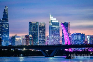 ADB nhận định, tăng trưởng xuất-nhập khẩu mạnh mẽ cùng với sự gia tăng mạnh mẽ trong giải ngân vốn đầu tư nước ngoài đã thúc đẩy tăng trưởng kinh tế Việt Nam trong nửa đầu năm 2025. (Ảnh minh họa: THÀNH ĐẠT)