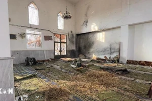 Hiện trường vụ nổ bên trong đền thờ Hồi giáo ở Wadi al-Dhahab, khu lân cận thành phố Homs, miền trung Syria, ngày 26/12/2025. (Ảnh: THX/TTXVN)