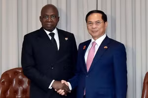 Phó Thủ tướng Chính phủ, Bộ trưởng Ngoại giao Bùi Thanh Sơn gặp Bộ trưởng Ngoại giao Angola Téte António. (Ảnh: Báo Thế giới & Việt Nam)