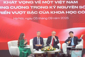 Các diễn giả chia sẻ tại tọa đàm. (Ảnh: TRUNG HƯNG)