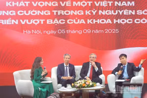 Các diễn giả chia sẻ tại tọa đàm. (Ảnh: TRUNG HƯNG)