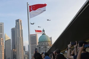 Trực thăng kéo cờ Singapore trong lễ kỷ niệm 57 năm Quốc khánh Singapore, ngày 9/8/2022. (Ảnh minh họa: Xinhua)