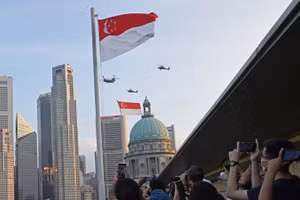 Trực thăng kéo cờ Singapore trong lễ kỷ niệm 57 năm Quốc khánh Singapore, ngày 9/8/2022. (Ảnh minh họa: Xinhua)