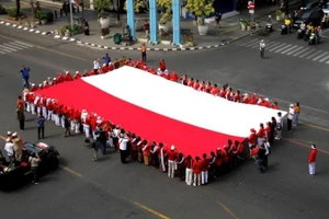 Quốc kỳ Indonesia trong lễ kỷ niệm lần thứ 80 Quốc khánh Indonesia tại Surakarta, Trung Java, Indonesia, ngày 17/8/2025. (Ảnh: Xinhua)