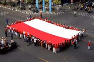 Quốc kỳ Indonesia trong lễ kỷ niệm lần thứ 80 Quốc khánh Indonesia tại Surakarta, Trung Java, Indonesia, ngày 17/8/2025. (Ảnh: Xinhua)