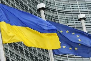 Cờ của Ukraine và Liên minh châu Âu bên ngoài trụ sở Ủy ban châu Âu tại Brussels, Bỉ. (Ảnh: Xinhua)