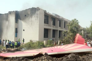 Mảnh vỡ của chiếc máy bay Air India bị rơi ở Ahmedabad, bang Gujarat, Ấn Độ, ngày 12/6/2025. (Ảnh: Xinhua)