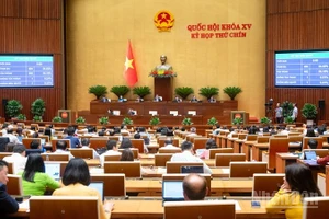 Quốc hội tiến hành biểu quyết thông qua nghị quyết. (Ảnh: DUY LINH)